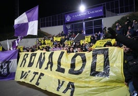 Aficionados muestran su malestar en los aledaños del estadio en el último partido.