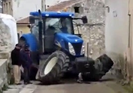 El tractor robado en Sacramenia y localizado posteriormente en Laguna de Contreras.