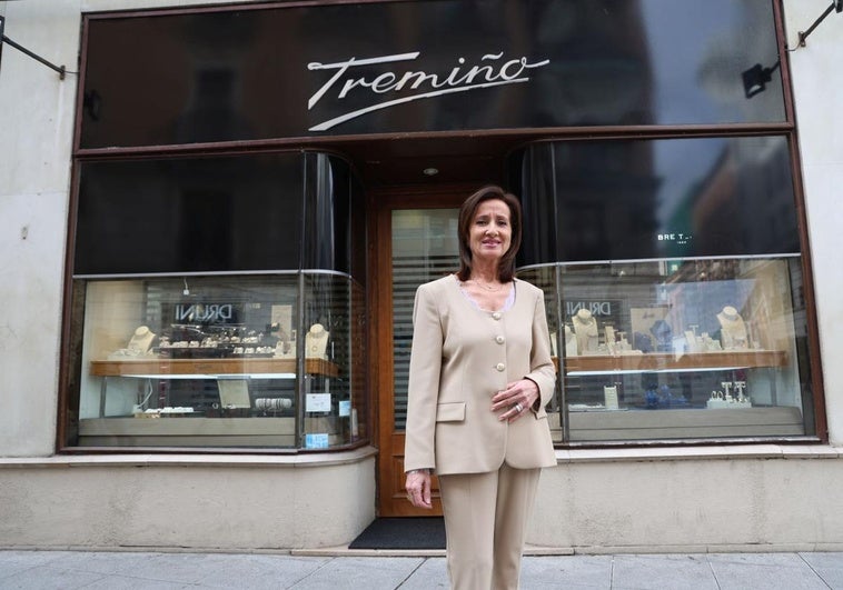 Cristina Pascual frente al establecimiento de Tremiño al que ha dedicado 50 años de su vida