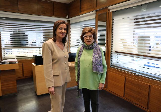 Cristina Pascual con Paula Tremiño en la joyería