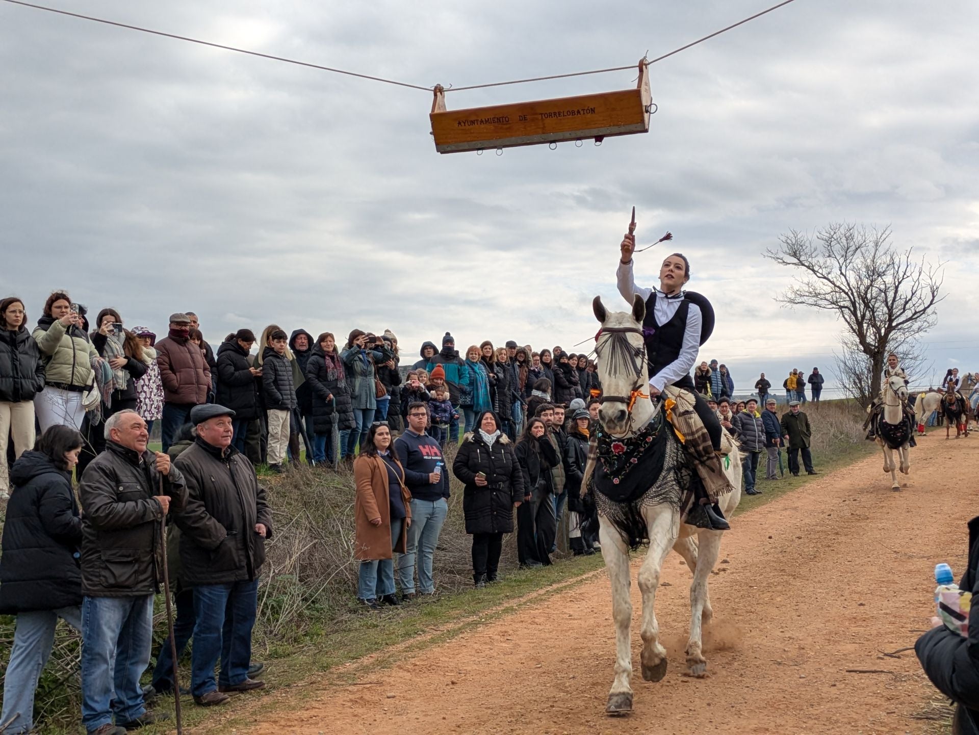 Carrera de cintas a caballo en Torrelobatón