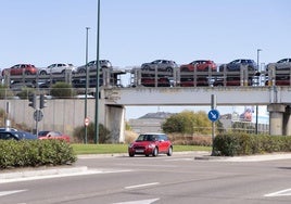 Un tren de Renault pasa por la vía de Ariza a al altura de la rotonda de San Agustín.