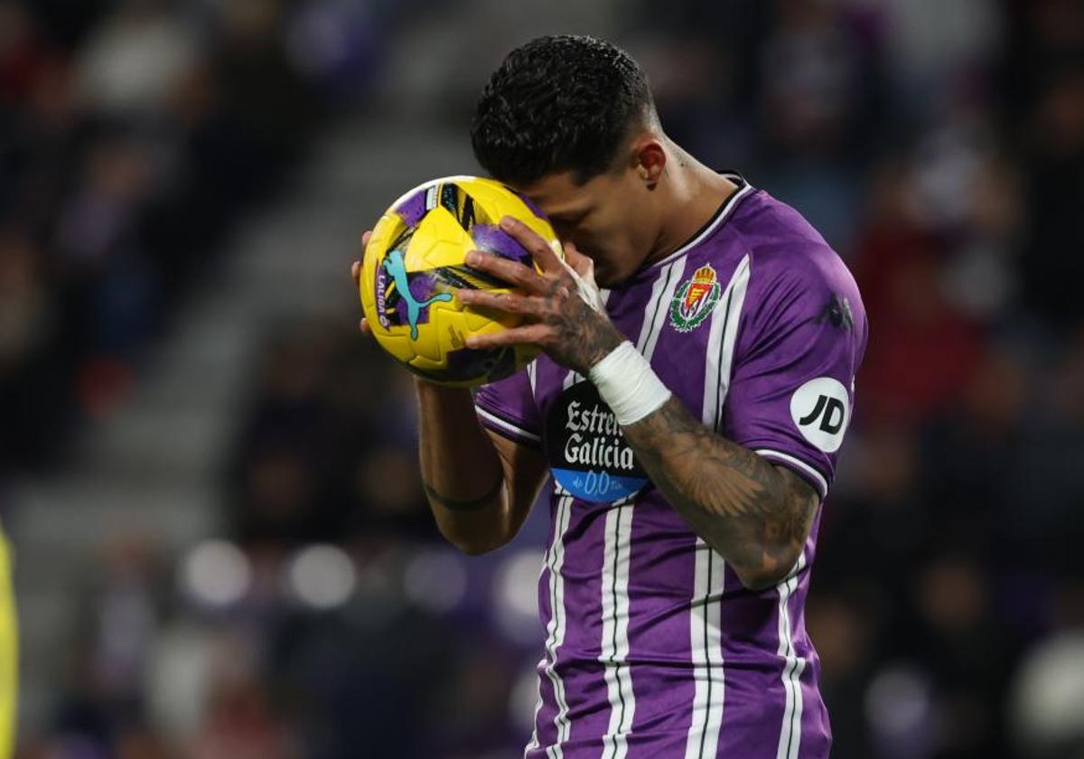 Marcos André se lamenta durante el último Real Valladolid-Las Palmas.