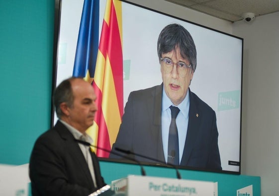 El secretario general de Junts, Jordi Turull (i), y el presidente de Junts, Carles Puigdemont (d), ayer, en una rueda de prensa.