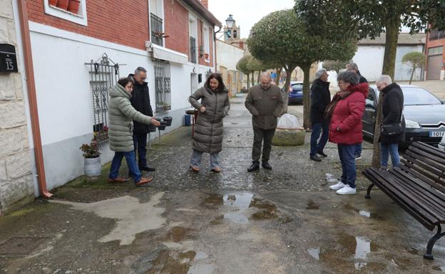 El alcalde pedáneo muestra a la alcaldesa de Palencia las deficiencias de una acera.