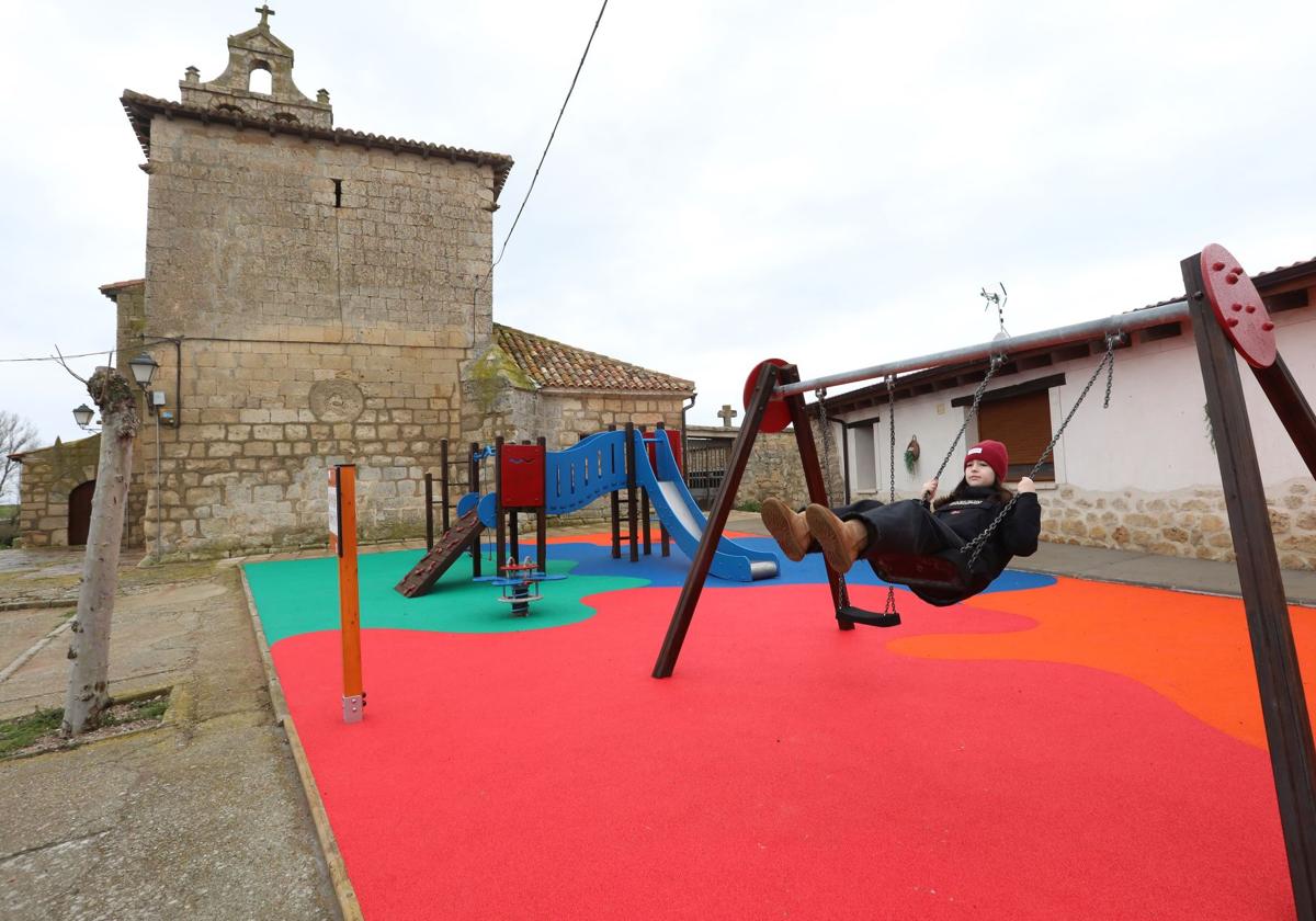 Las calles de Paredes de Monte cobran vida con un renovado parque infantil
