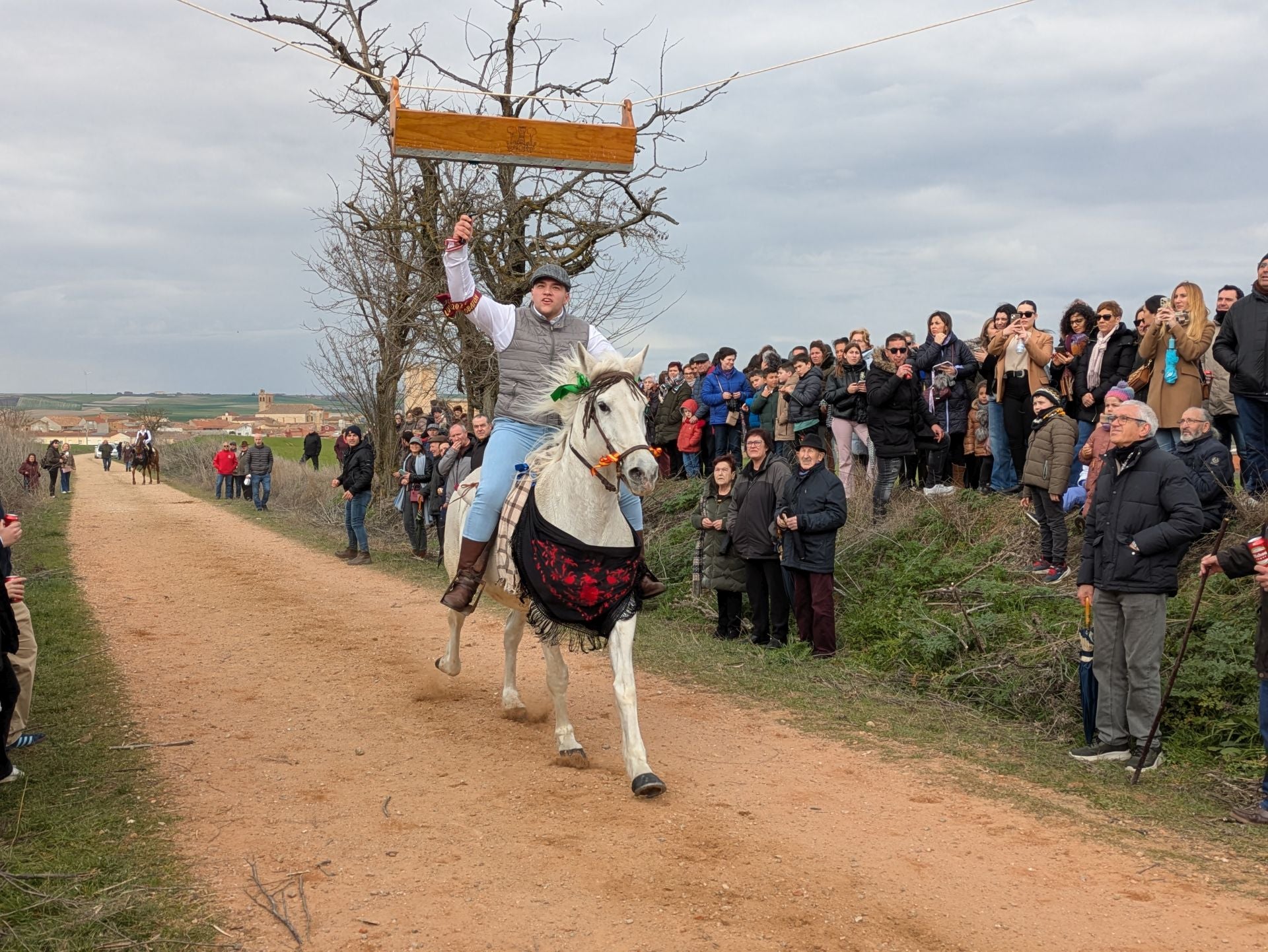 Carrera de cintas a caballo en Torrelobatón