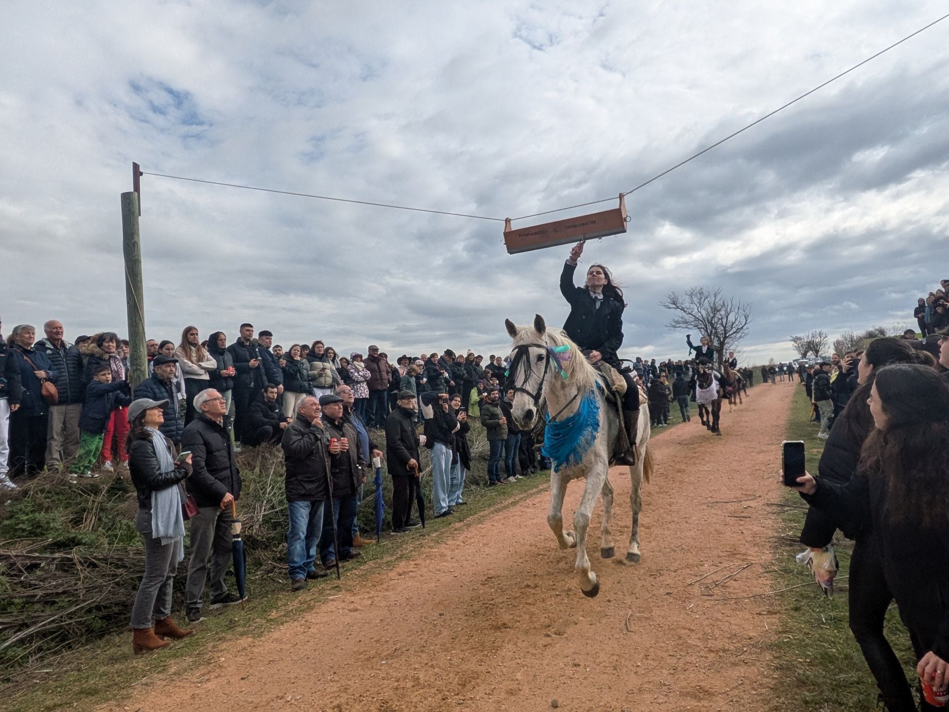 Carrera de cintas a caballo en Torrelobatón