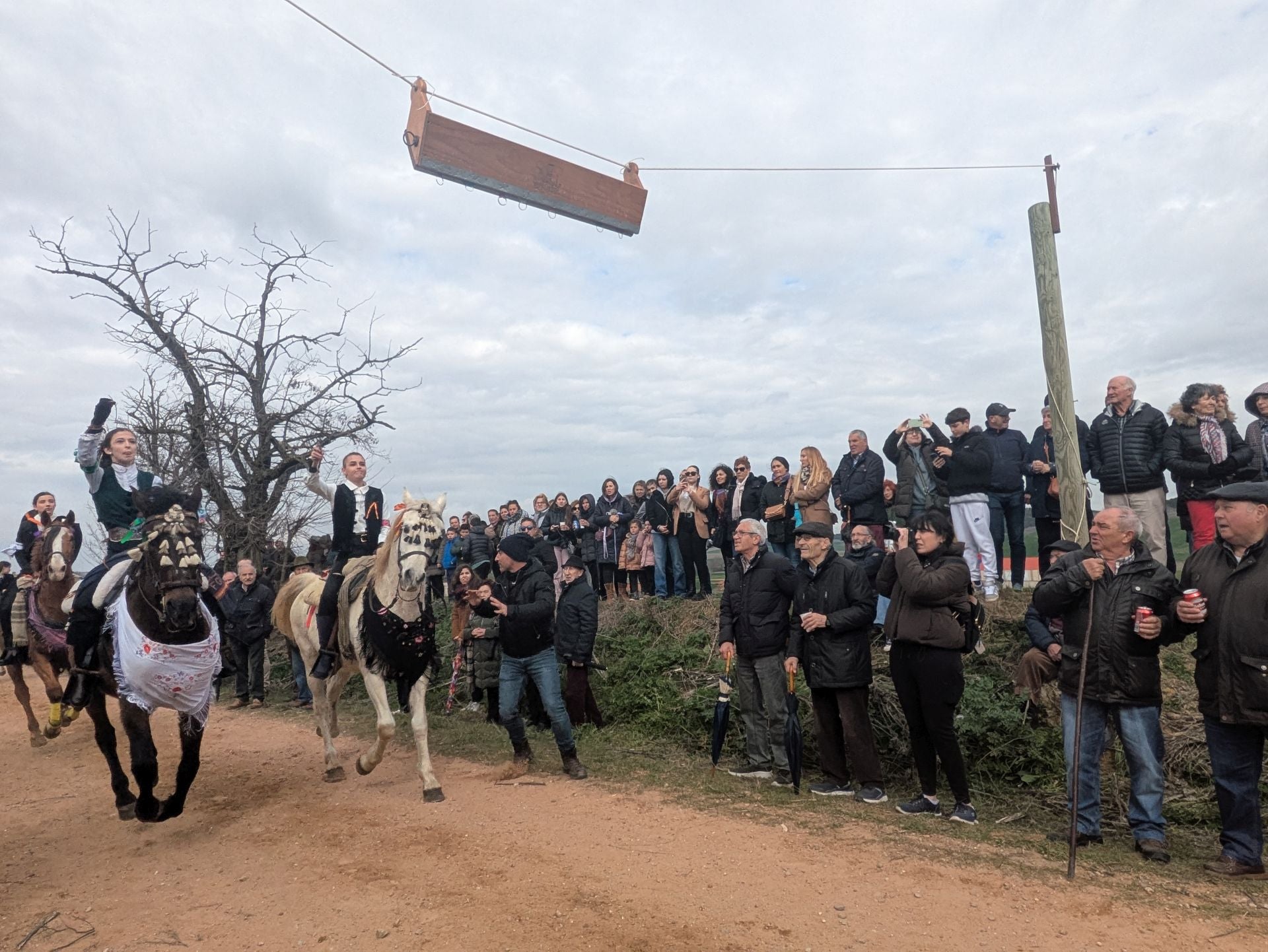 Carrera de cintas a caballo en Torrelobatón