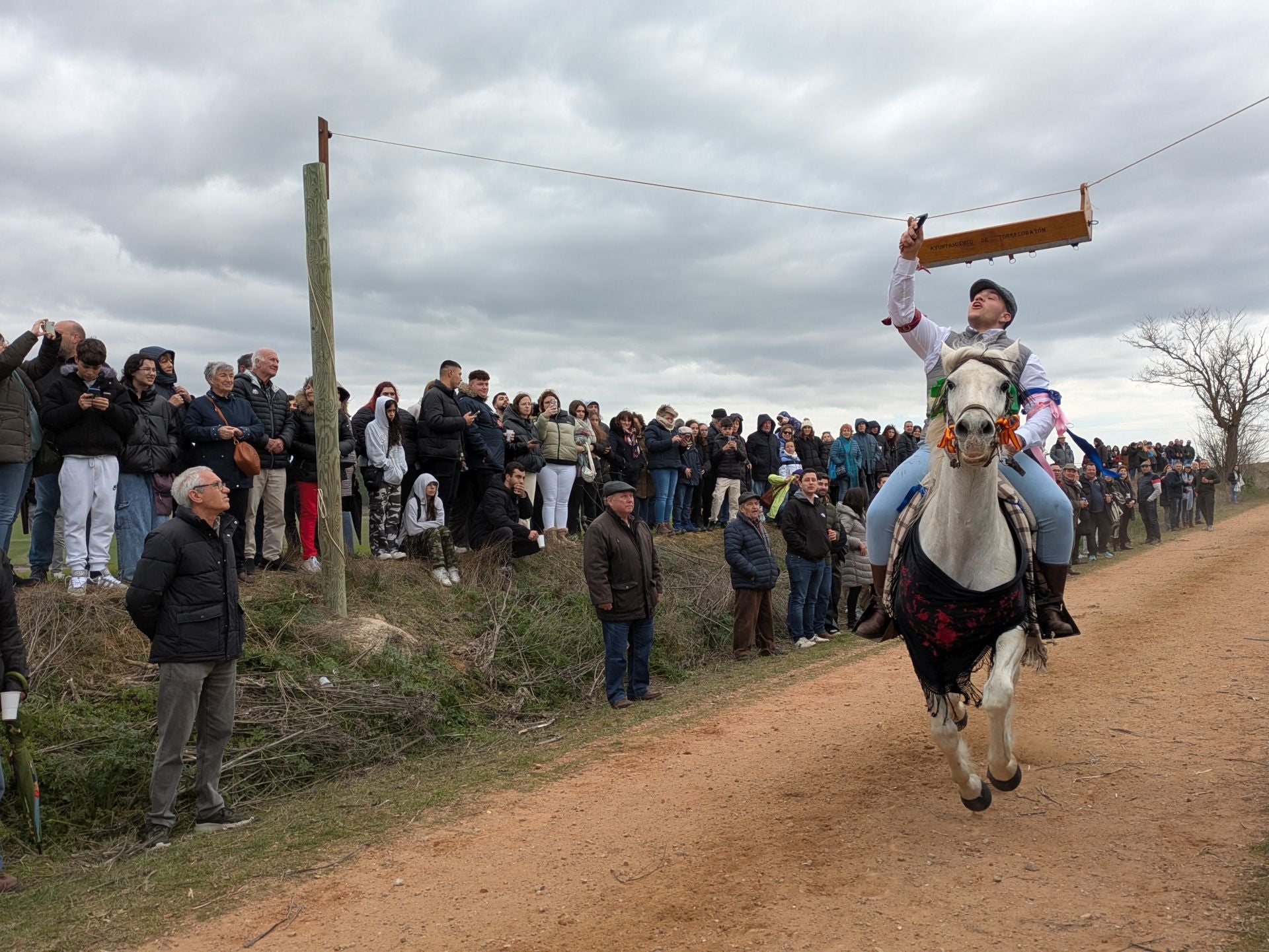 Carrera de cintas a caballo en Torrelobatón