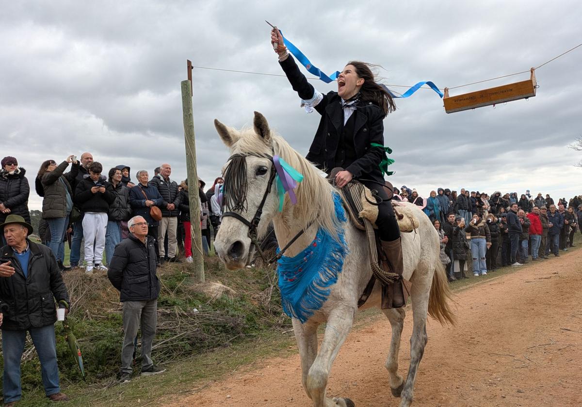 Carrera de cintas a caballo en Torrelobatón