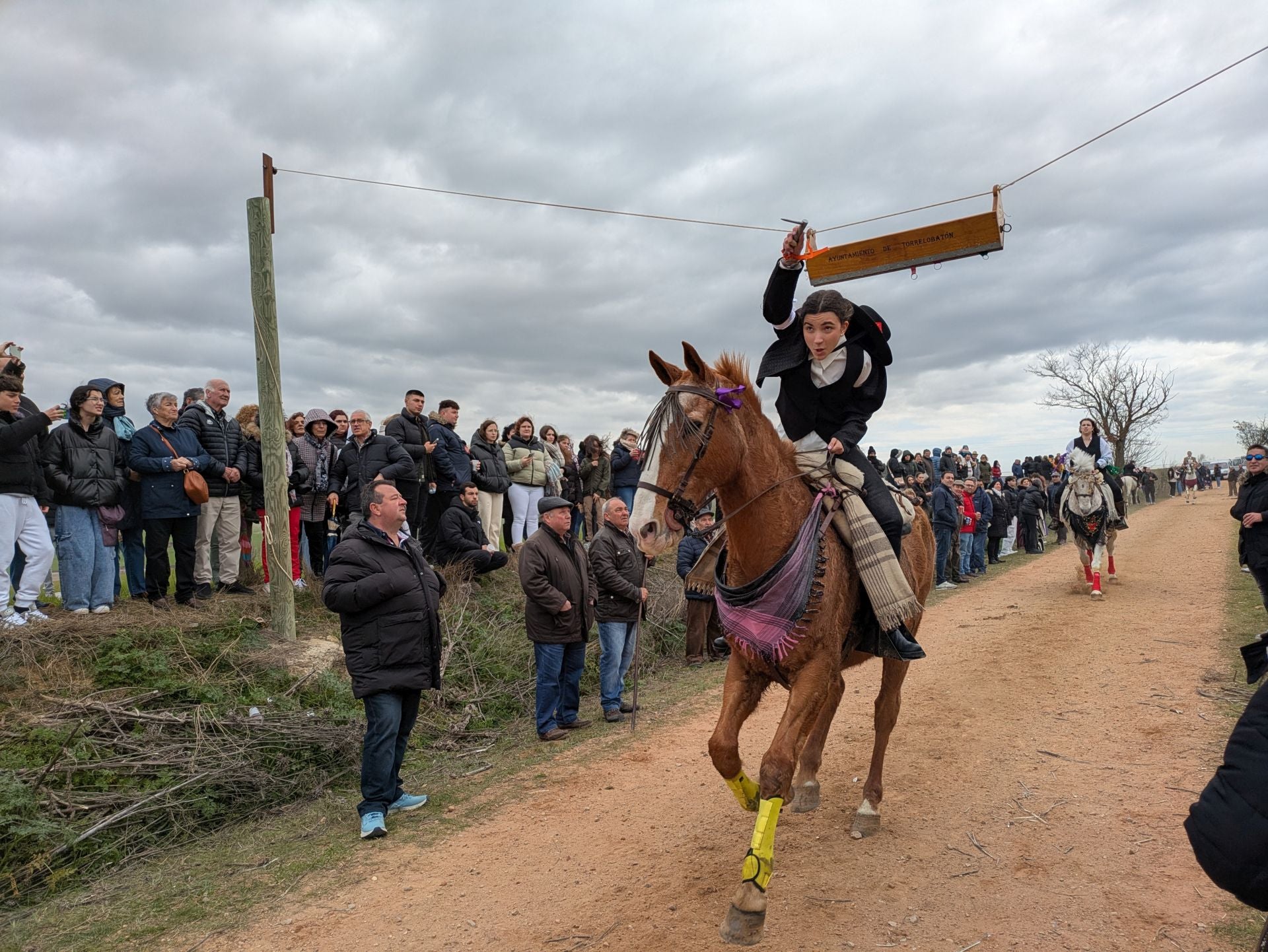 Carrera de cintas a caballo en Torrelobatón