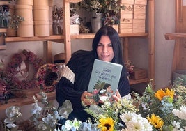 Clara Sanz, con su primer libro en su floristería.