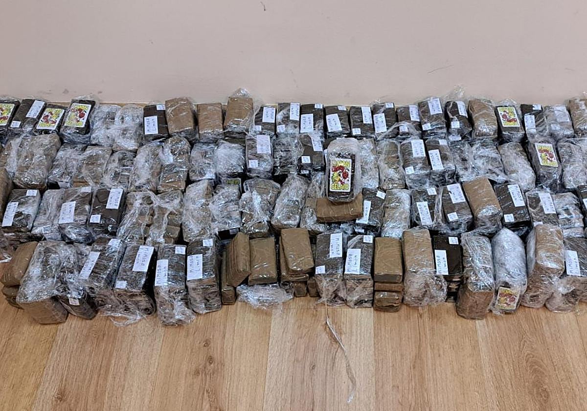 Tabletas de hachís que han sido intervenidas al detenido.