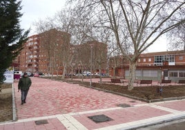 Plaza del Marqués de Suances del poblado de Endasa, en Barrio España, recién reurbanizada en torno al Bar Lladolid