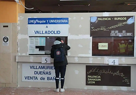 Una pasajera compra un billete en ventanilla en la estación de autobuses de Palencia, en una imagen de archivo.
