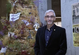 El músico y folclorista Carlos Porro, en la Biblioteca Pública de Palencia.