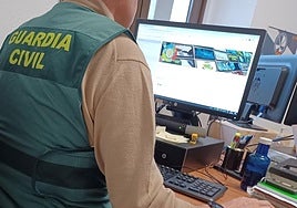 Un agente de la Guardia Civil investiga una estafa telefónica.