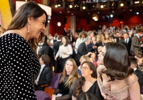 Karla Sofía habla con Selena Gómez en la gala de Los Oscar.