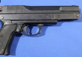Arma de fuego con la que los detenidos intimidaron a la mujer a la que robaron.