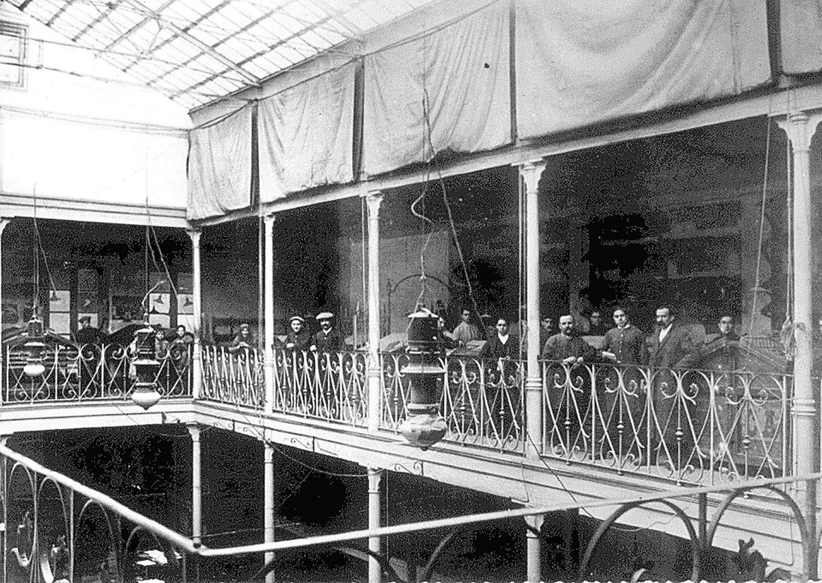 Imagen secundaria 1 - Imágenes de la fachada y el patio interior cuando el edificio acogió a El Norte de Castilla.