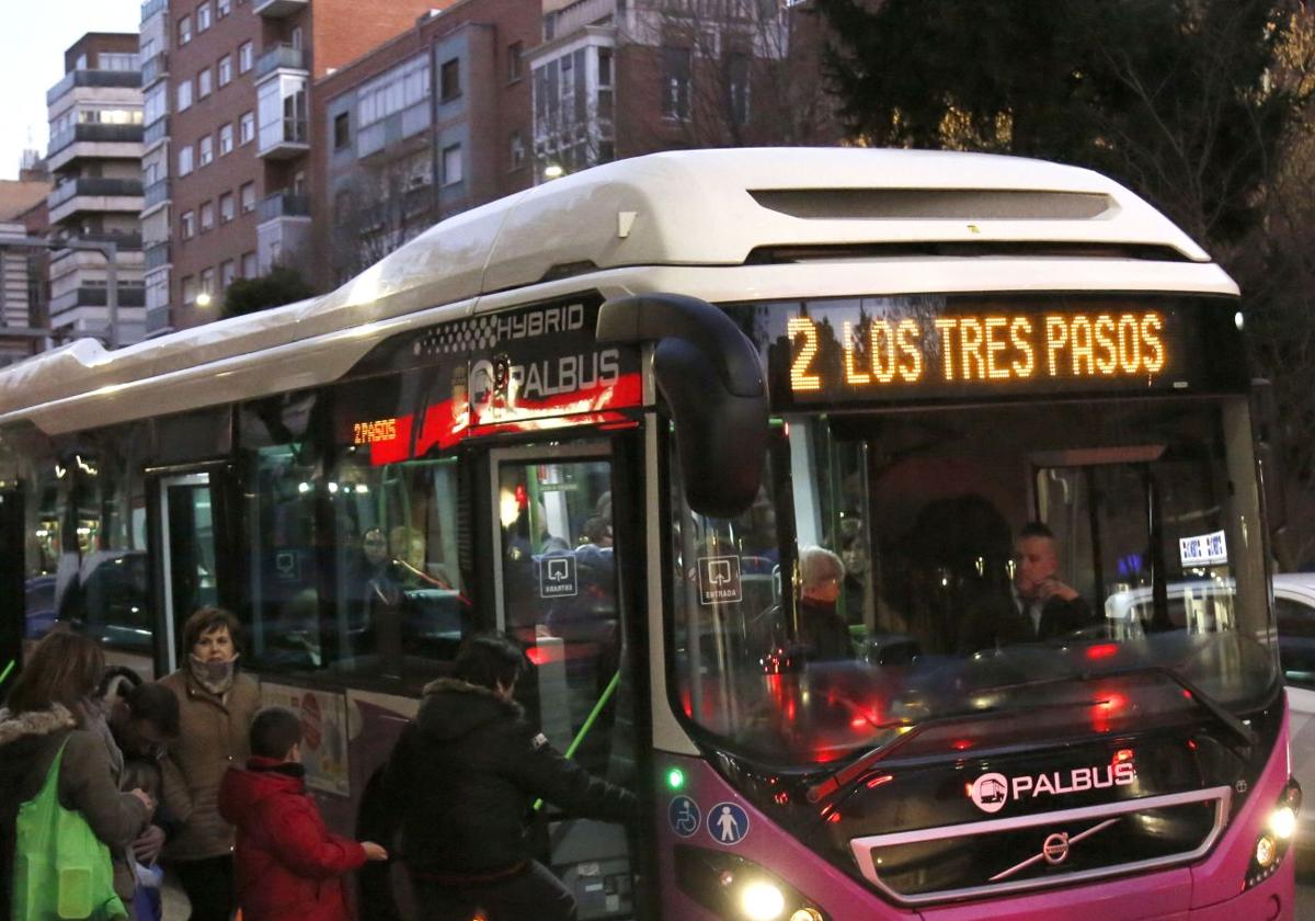 Autobús urbano, en una parada de Manuel Rivera, en una imagen de archivo.