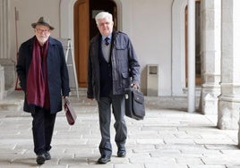 El filósofo Reyes Mate y el escritor Stuart Park en el claustro del Palacio de Santa Cruz.
