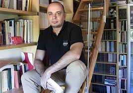 El poeta salmantino Juan Antonio González-Iglesias en su estudio.