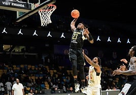 El atlético Sam Cele culmina en mate un contraataque.