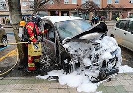 Los bomberos sofocan el fuego de la furgoneta.