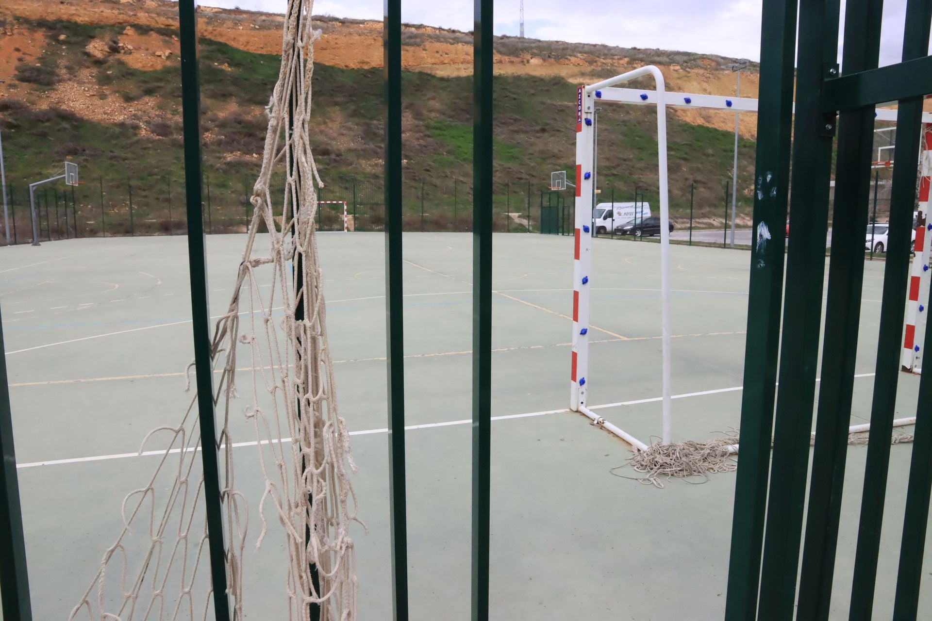 Los desperfectos de Santa Teresa-Puente de Hierro, en imágenes