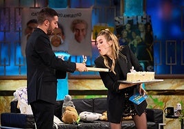 Eva Soriano con David Broncano en 'La Revuelta'.