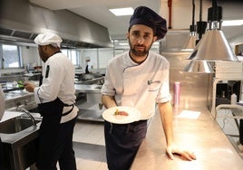 Víctor Sanz muestra el plato de escabeche de conejo recién terminado