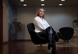 Montserrat Rallo posa tras la entrevista en el pasillo de la novena planta del edificio de Adif junto a Cuzco, en Madrid.