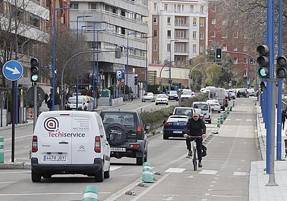 Las imágenes de los dos carriles de Isabel la Católica