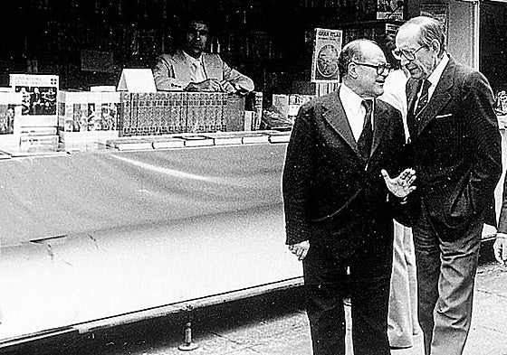 Julián Marías, izquierda, con Miguel Delibes en una edición de la Feria del Libro de Valladolid de finales de los años setenta.