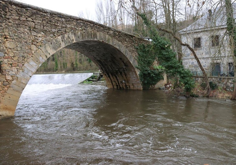 Así baja el Eresma en Segovia tras duplicar su caudal en doce horas