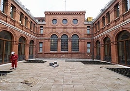 Los operarios rematan la restauración del patio central del Ayuntamiento, ubicado en la segunda planta de la Casa Consistorial.