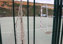 Contenedores 'imposibles' para los mayores en la carretera de Villacastín, desperfectos en la cancha, banco roto y la pendiente de la calle Buenavista son algunos de problemas del barrio.
