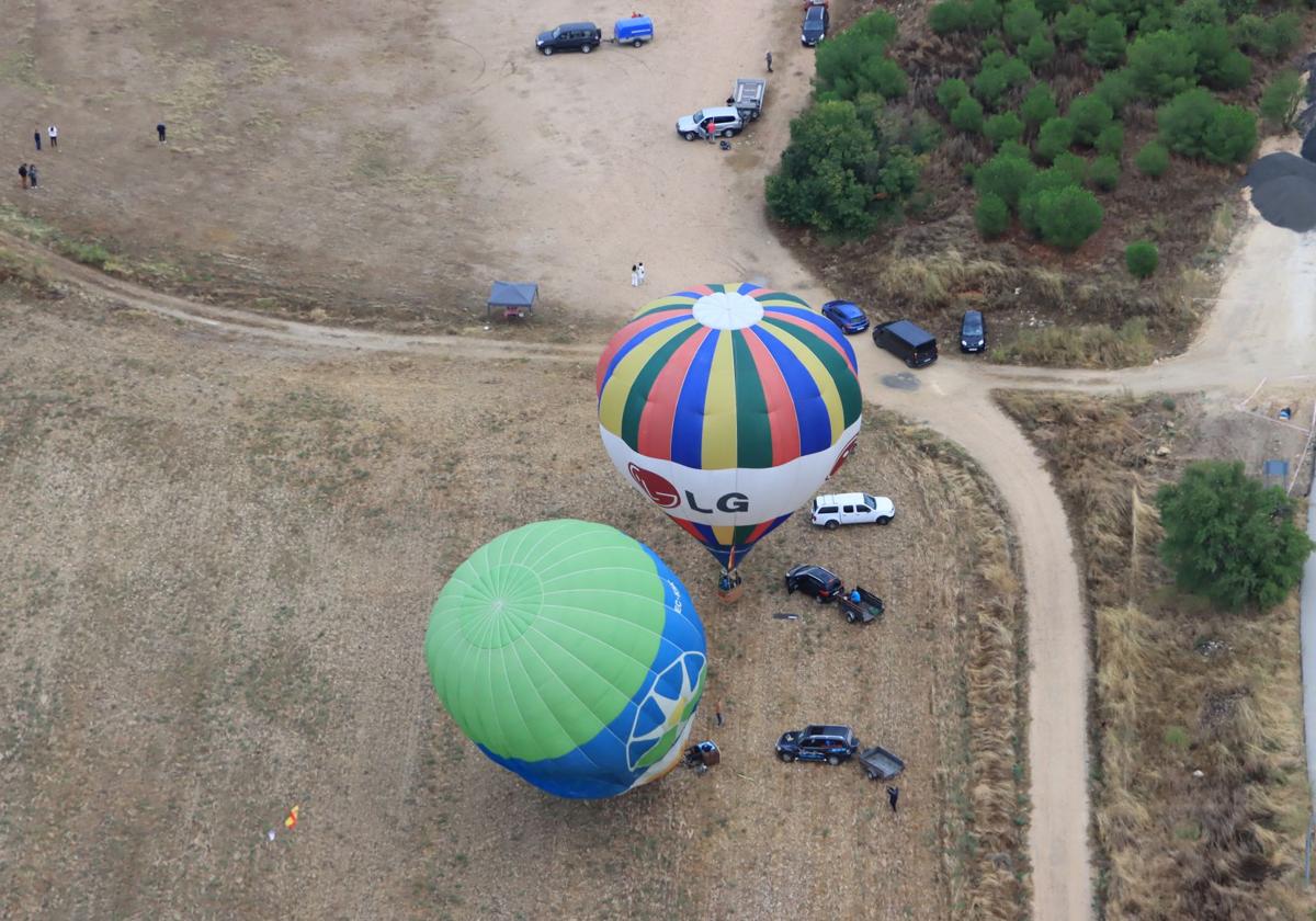 Globos aerostáticos aterrizan en una explanada.
