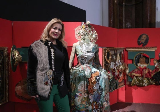 Rosana Largo junto a una de sus creaciones en la sala de Las Francesas.