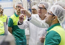 El presidente de la Junta de Castilla y León, Alfonso Fernández Mañueco, visita el nuevo centro de excelencia I+D+i de la planta de Ontex