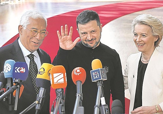 El presidente ucraniano, Volodímir Zelenski, el jueves flanqueado por los máximos representantes de la UE, António Costa y Ursula von der Leyen.