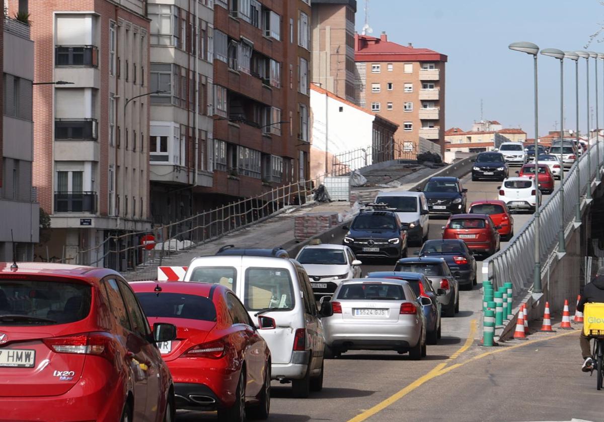 Retenciones en Arco de Ladrillo por las obras, hace unos días.