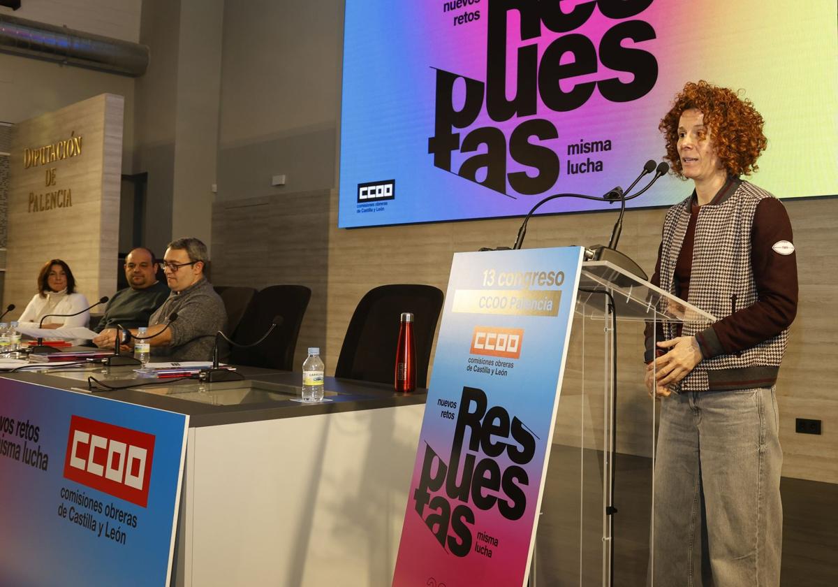 Elena Villamediana se dirige a los asistentes al congreso tras resultar reelegida.