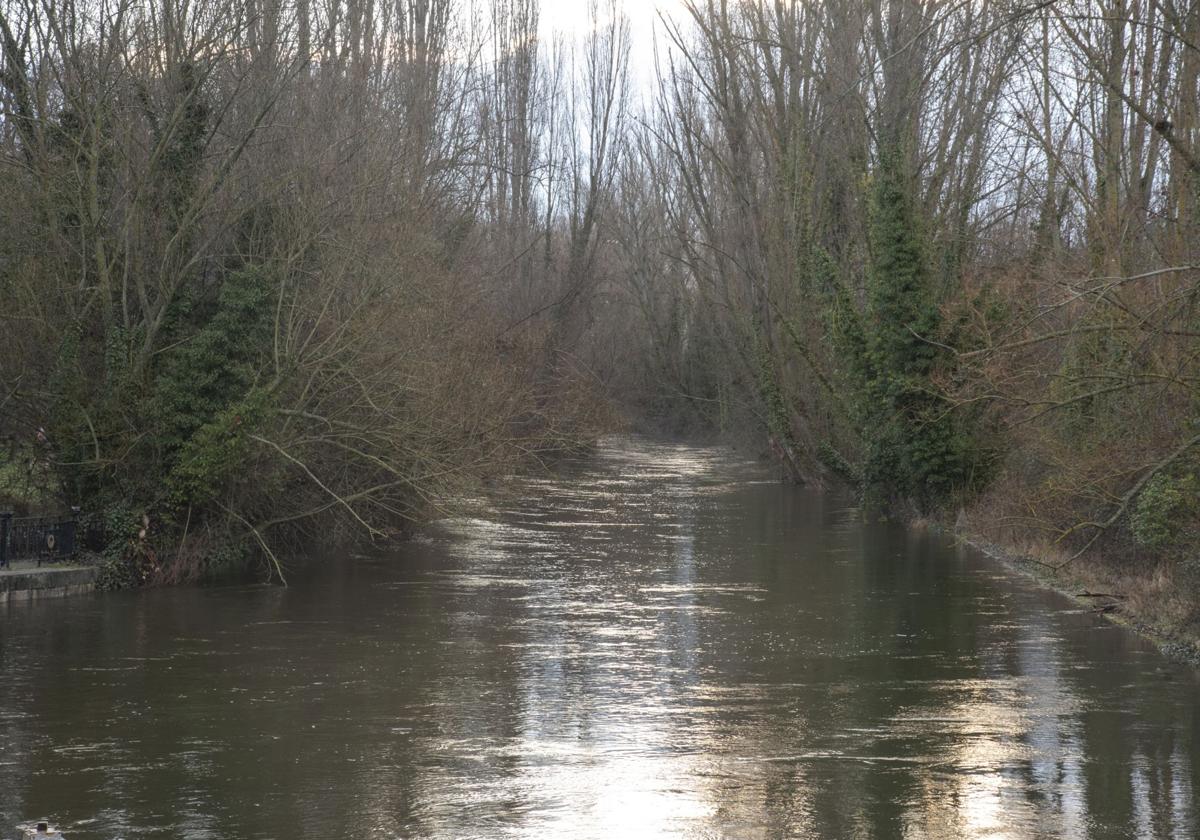 Los ríos Moros y Eresma mantienen en alerta a El Espinar y Segovia