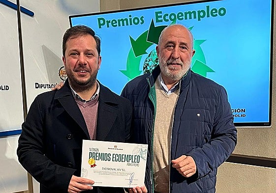 Javier de la Iglesia, junto con su hijo Francisco, recogiendo el Premio Ecoempleo.