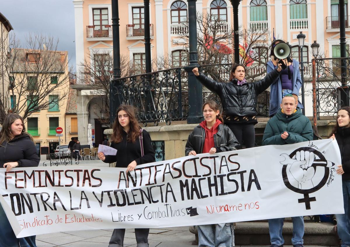 Imagen secundaria 1 - Arriba, el reconocimiento de la Diputación a las 'Supersegovianas'; en el centro, protesta del Sindicato de Estudiantes en la Plaza Mayor, y abajo, lectura del manifiesto en la UVA por el Día Internacional de las Mujeres,