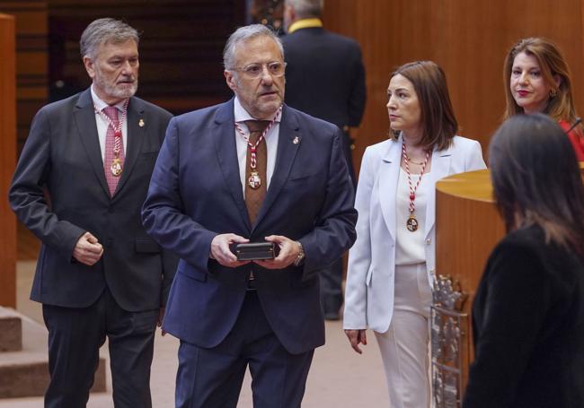 Carlos Pollán, presidente de la Cortes, entre los populares Francisco Vázquez y Rosa Esteban.