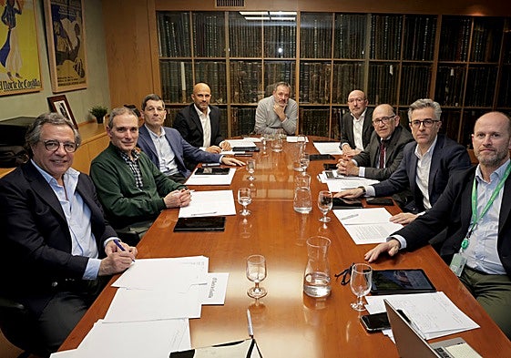 De izquierda a derecha: Manuel Salgado (El Norte), Pedro A. García (UVA), Francisco Hevia (Gullón), Ricardo Fortuoso (WSP Spain y AEICE), Ángel Ortiz (El Norte), Roberto Cabezas (Grupo Entrepinares), José Manuel Jiménez (Consejería de Medio Ambiente, Vivienda y Ordenación del Territorio), Jesús Acebes (Cajamar) y Miguel Calvo (Iberdrola).